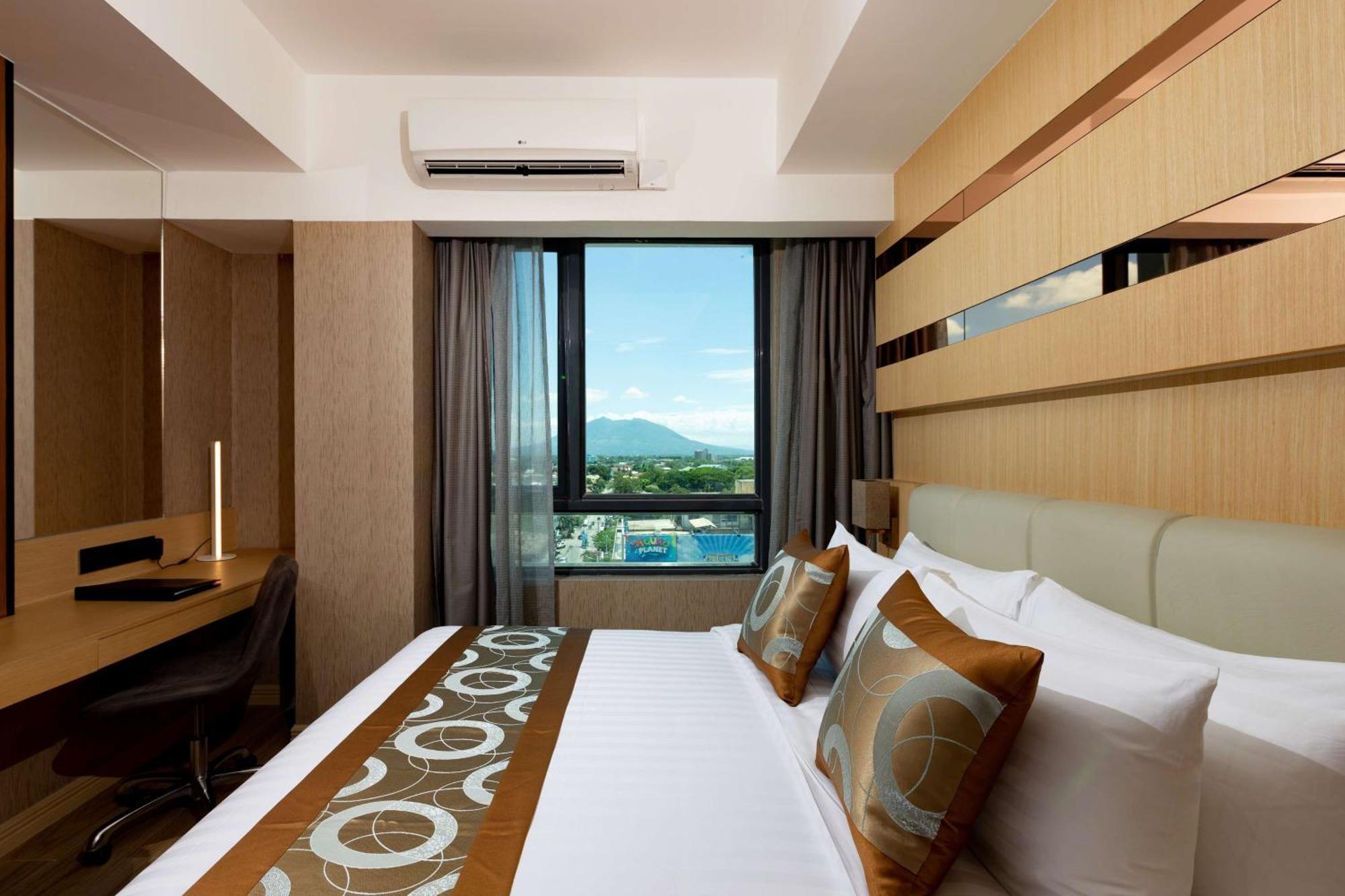 Best Western Plus Metro Clark Angeles Bagian luar foto