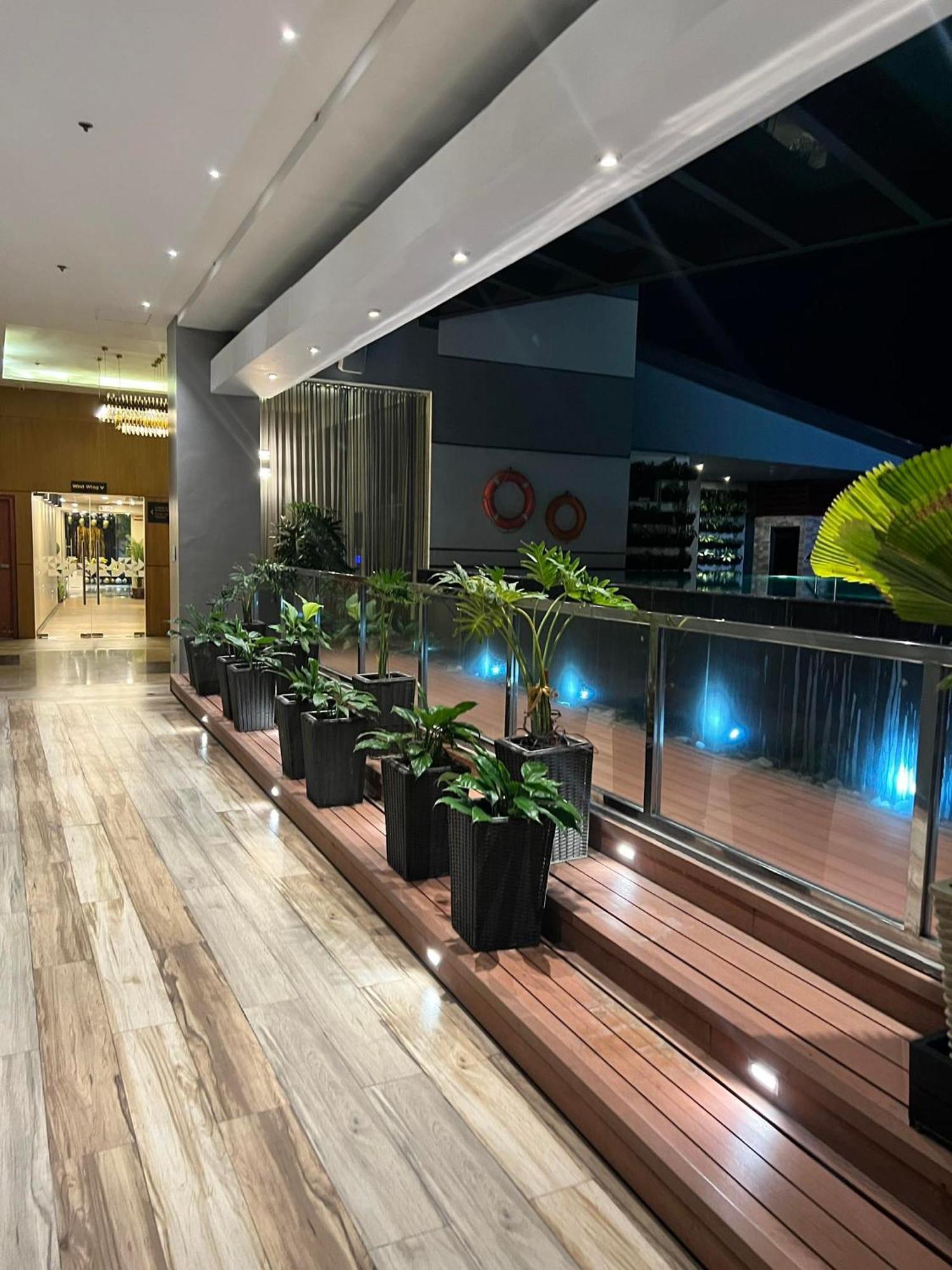 Best Western Plus Metro Clark Angeles Bagian luar foto